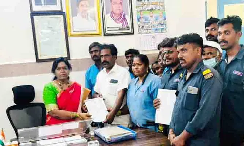 బాన్సువాడ ప్ర‌భుత్వ ఆసుప‌త్రిని 200 నుంచి 150 ప‌డ‌క‌ల‌కు కుదించ‌డం స‌రికాదు :  ఏఐటీయూసీ