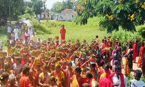 దుర్గామాతకు బోనం సమర్పించిన మహిళలు