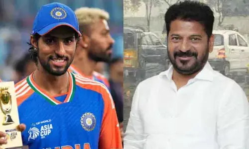 సీఎం రేవంత్‌ను కలిసిన క్రికెటర్‌ తిలక్‌ వర్మ.. ప్రేమతో బ్యాట్ బహూకరణ
