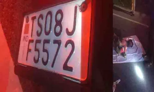 రోడ్డు ప్రమాదంలో ఇద్దరు యువకులు దుర్మరణం
