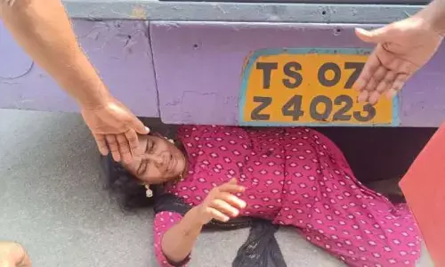 డీలక్స్ బస్సులో ఫ్రీ టికెట్ ఇవ్వాలని హల్చల్