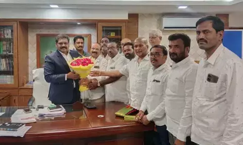 Rice Mill Association: పౌరసరఫరాల నూతన కమిషనర్​ను​ కలిసిన రైస్​ మిల్లు అసోసియేషన్​