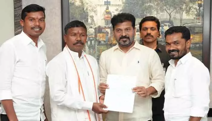సీఎంను కలసిన ఎమ్మెల్యే వినతి సీఎంను కలసిన ఎమ్మెల్యే వినతి