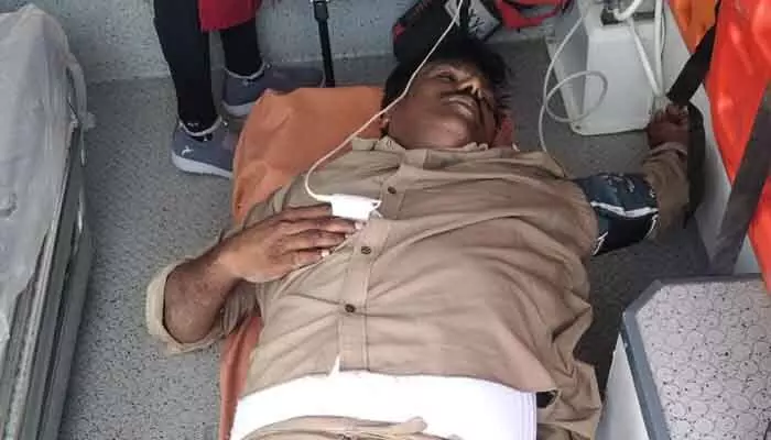 ఆర్టీసీ బస్ కండక్టర్కు గుండెపోటు.. 108 సిబ్బంది చాకచక్యం ఆర్టీసీ బస్ కండక్టర్కు గుండెపోటు.. 108 సిబ్బంది చాకచక్యం