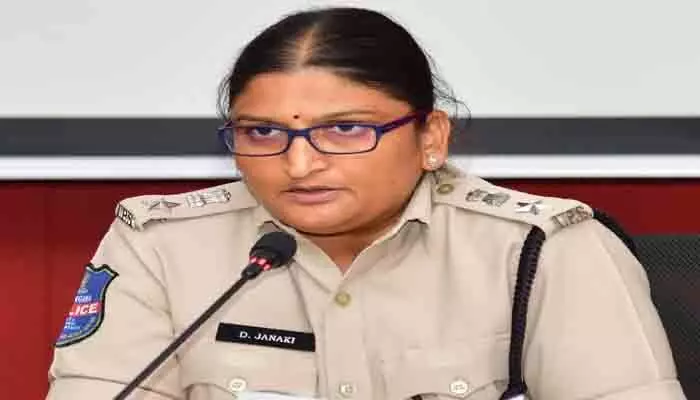 జిల్లా వ్యాప్తంగా 30 పోలీస్ యాక్ట్ అమలు : ఎస్పీ జానకి జిల్లా వ్యాప్తంగా 30 పోలీస్ యాక్ట్ అమలు : ఎస్పీ జానకి