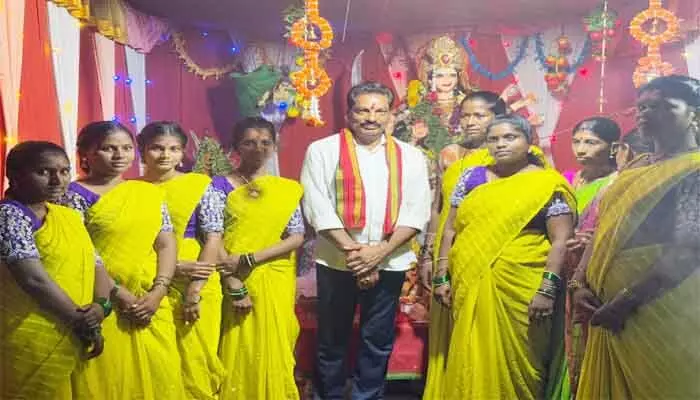 దుర్గామాత మండపాలను సందర్శించిన కాంగ్రెస్ నేత దుర్గామాత మండపాలను సందర్శించిన కాంగ్రెస్ నేత