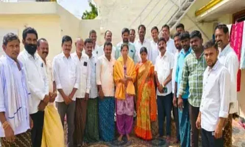 డీఎస్పీ సుజాతను సన్మానించిన మాజీ ఎంపీపీ