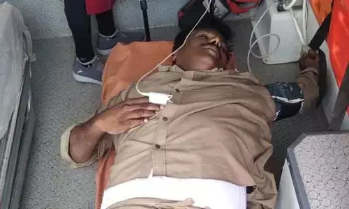ఆర్టీసీ బస్ కండక్టర్‌కు గుండెపోటు.. 108 సిబ్బంది చాకచక్యం