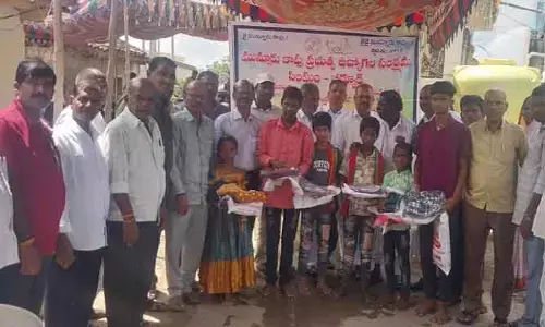 పేద‌ల‌కు నూత‌న వ‌స్త్రాలు పంపిణీ