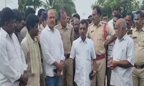 విద్యుత్ ప్ర‌మాద మృతుని కుటుంబానికి న్యాయం చేయాల‌ని ధ‌ర్నా