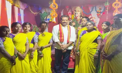 దుర్గామాత మండ‌పాల‌ను సంద‌ర్శించిన కాంగ్రెస్ నేత