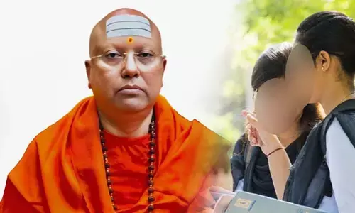DELHI BABA: సెక్స్ టాయ్స్, పోర్న్ సీడీలు.. ఢిల్లీ బాబా ఇల్లంతా చండాలమే
