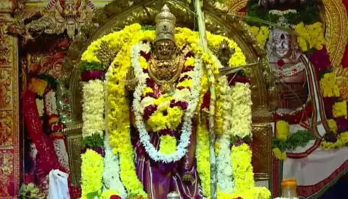 భక్తులతో కిక్కిరిసిన ఇంద్రకీలాద్రి.. దెబ్బతో ఆ దర్శనాలు రద్దు భక్తులతో కిక్కిరిసిన ఇంద్రకీలాద్రి.. దెబ్బతో ఆ దర్శనాలు రద్దు