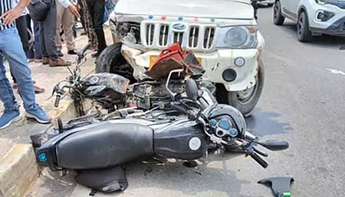 ఘోర రోడ్డు ప్రమాదం.. స్పాట్లో తండ్రీకుమారుడు మృతి ఘోర రోడ్డు ప్రమాదం.. స్పాట్లో తండ్రీకుమారుడు మృతి
