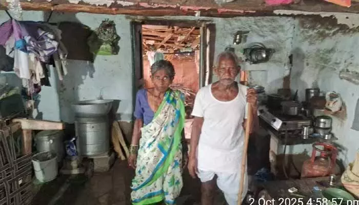 దసరా రోజు వృద్ధులకు తృటిలో తప్పిన పెను ప్రమాదం దసరా రోజు వృద్ధులకు తృటిలో తప్పిన పెను ప్రమాదం