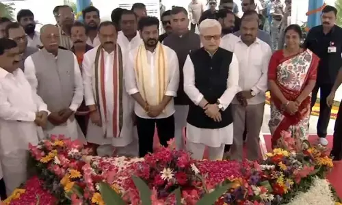Gandhi Jayanti: బాపూఘాట్ వద్ద మహాత్ముడికి నివాళులు అర్పించిన సీఎం రేవంత్, గవర్నర్ జిష్ణు దేవ్