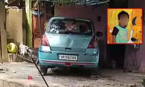 ఇంట్లోకి దూసుకెళ్లిన కారు.. పండగపూట విషాదం