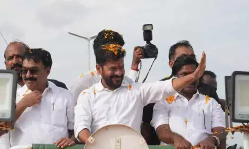స్వగ్రామానికి సీఎం.. రేవంత్ రెడ్డిపై కొండారెడ్డిపల్లి ప్రజల పూల వర్షం