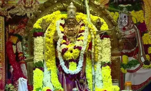 భక్తులతో కిక్కిరిసిన ఇంద్రకీలాద్రి.. దెబ్బతో ఆ దర్శనాలు రద్దు