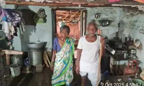 దసరా రోజు వృద్ధులకు తృటిలో తప్పిన పెను ప్రమాదం