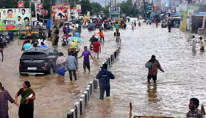 ఏపీలో వర్ష బీభత్సం.. అతలాకుతలం అయిన జిల్లాలు ఏపీలో వర్ష బీభత్సం.. అతలాకుతలం అయిన జిల్లాలు