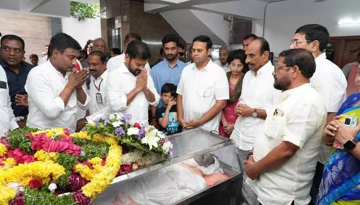 మాజీ మంత్రి రాంరెడ్డి దామోదర్ రెడ్డికి నివాళులు అర్పించిన సీఎం రేవంత్ రెడ్డి మాజీ మంత్రి రాంరెడ్డి దామోదర్ రెడ్డికి నివాళులు అర్పించిన సీఎం రేవంత్ రెడ్డి