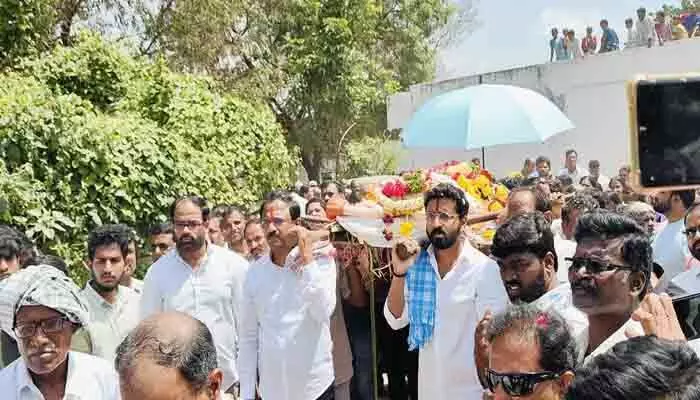 అశ్రునయనాల మధ్య లక్ష్మారెడ్డి తల్లి అంత్యక్రియలు అశ్రునయనాల మధ్య లక్ష్మారెడ్డి తల్లి అంత్యక్రియలు