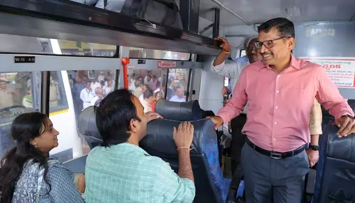 సజ్జనార్ బాటలో ఆర్టీసీ కొత్త ఎండీ.. అక్కడ సడన్ ఎంట్రీ! సజ్జనార్ బాటలో ఆర్టీసీ కొత్త ఎండీ.. అక్కడ సడన్ ఎంట్రీ!