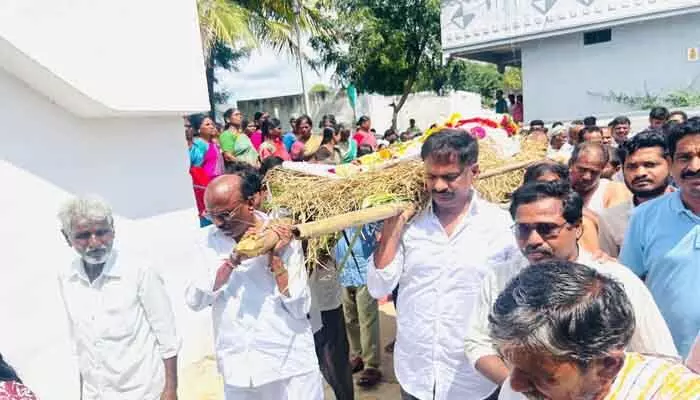 కార్యకర్త పాడె మోసిన మాజీ ఎమ్మెల్యే కార్యకర్త పాడె మోసిన మాజీ ఎమ్మెల్యే