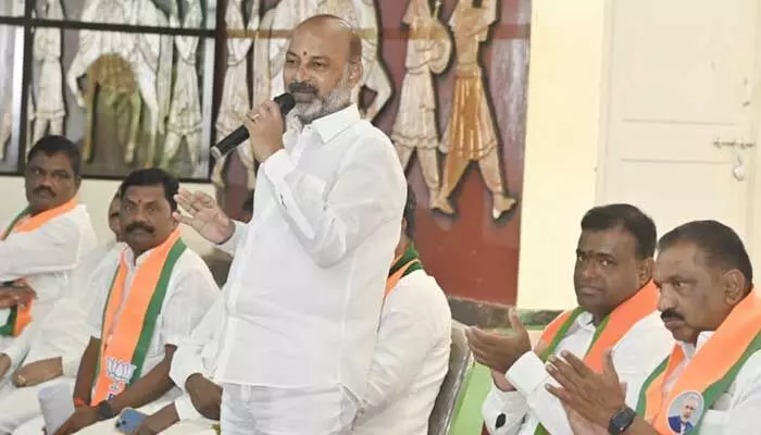 ‘అలా చేస్తే.. కన్నతల్లికి ద్రోహం చేసినట్లే’.. సొంత నేతలకు బండి సంజయ్ హెచ్చరిక ‘అలా చేస్తే.. కన్నతల్లికి ద్రోహం చేసినట్లే’.. సొంత నేతలకు బండి సంజయ్ హెచ్చరిక