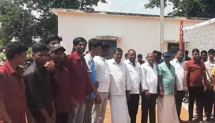 యువత చదువుతో పాటు క్రీడల్లో రాణించాలి : సీఐ నరసింహ యువత చదువుతో పాటు క్రీడల్లో రాణించాలి : సీఐ నరసింహ