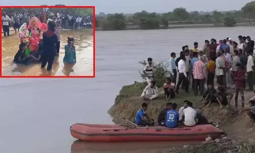 ఘోర విషాదం.. దుర్గ మాత విగ్రహంతో పాటు కొట్టుకుపోయిన 9 మంది