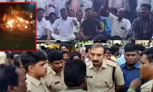 అంబేద్కర్ విగ్రహానికి నిప్పు.. ఉద్రిక్తత