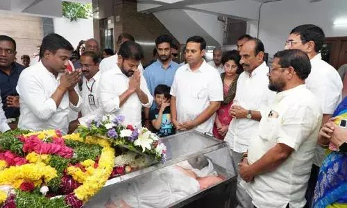 మాజీ మంత్రి రాంరెడ్డి దామోదర్ రెడ్డికి నివాళులు అర్పించిన సీఎం రేవంత్ రెడ్డి