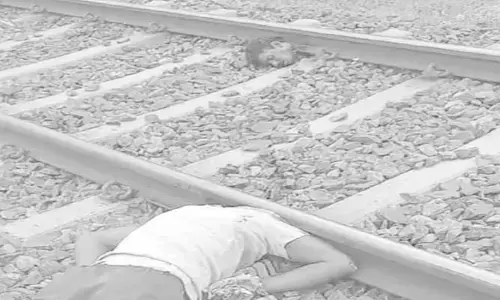 రైలు ప‌ట్టాల కింద ప‌డి వ్య‌క్తి మృతి