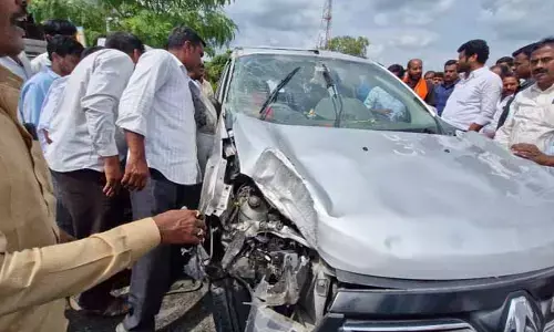 కారు బోల్తా.. ప‌లువురికి గాయాలు