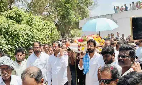 అశ్రునయనాల మధ్య ల‌క్ష్మారెడ్డి త‌ల్లి అంత్యక్రియలు