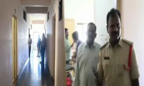 ప్రభుత్వ మెడికల్ కాలేజీలో విషాదం.. స్టూడెంట్ సూసైడ్