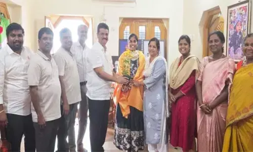 నూత‌నంగా ఎంపికైన‌ డీఎస్పీని స‌న్మానించిన ప‌గిడాల శ్రీనివాస్