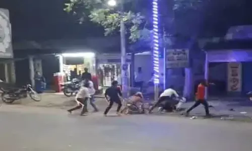 మద్యం మత్తులో గ్రూప్ వార్..