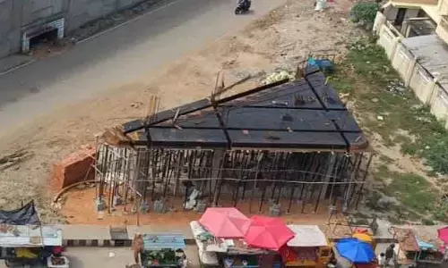 తిరుపతిలో రెచ్చిపోతున్న కబ్జాదారులు.. ఖాళీ స్థలాల్లో అక్రమ నిర్మాణాలు