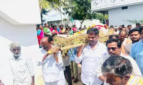 కార్యకర్త పాడె మోసిన మాజీ ఎమ్మెల్యే