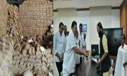 నిల్వ చేసేందుకు చోటెక్కడా..?