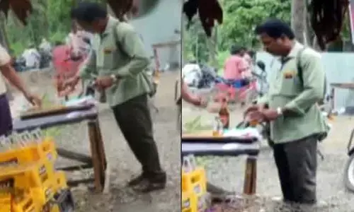 మద్యం తాగి విధులకు హాజరైన వీఆర్వో..  వైరల్‌గా దృశ్యాలు