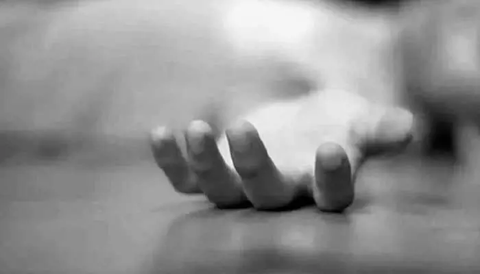తండ్రి మృతి.. కన్నెత్తి చూడని కొడుకు.. చందాలతో అంత్యక్రియలు చేసిన అధికారులు తండ్రి మృతి.. కన్నెత్తి చూడని కొడుకు.. చందాలతో అంత్యక్రియలు చేసిన అధికారులు