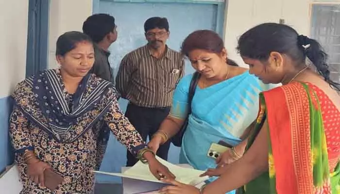 పాఠశాలను అకస్మిక తనిఖీ : డీఈఓ విజయలక్ష్మి పాఠశాలను అకస్మిక తనిఖీ : డీఈఓ విజయలక్ష్మి