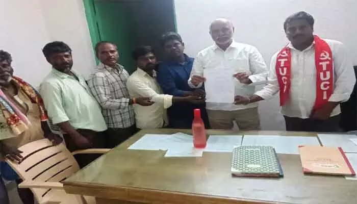 పంచాయతీ వర్కర్స్ వేతనాలు విడుదల చేయాలి : PDSU జిల్లా అధ్యక్షుడు పంచాయతీ వర్కర్స్ వేతనాలు విడుదల చేయాలి : PDSU జిల్లా అధ్యక్షుడు