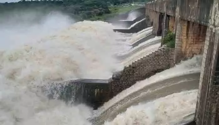 నిజాం సాగర్ ప్రాజెక్టు గేట్ల ద్వారా నీటి విడుదల నిజాం సాగర్ ప్రాజెక్టు గేట్ల ద్వారా నీటి విడుదల