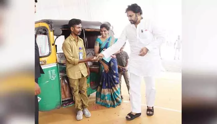ఆటోలో ప్రయాణించి రూ.500 ఇచ్చిన పవన్ కల్యాణ్ ఆటోలో ప్రయాణించి రూ.500 ఇచ్చిన పవన్ కల్యాణ్
