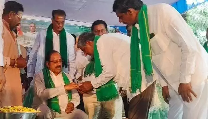 మంత్రి తుమ్మలకు అపురూప బహుమతి మంత్రి తుమ్మలకు అపురూప బహుమతి